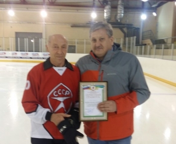 В Сыктывкаре хоккейным матчем встретили 70-летие заслуженного тренера России Александра Плоскова