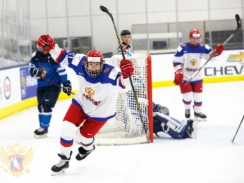 Фануза Кадирова и Лиана Ганеева в составе хоккейной сборной России сражаются с сильнейшими клубами НХЛ