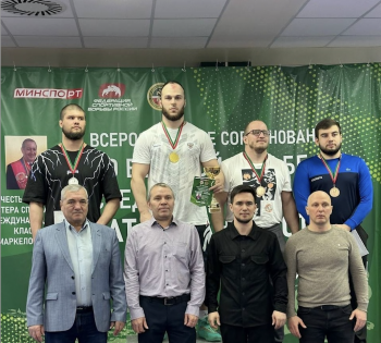 Юнис Багиев завоевал золото на Всероссийских соревнованиях по вольной борьбе в Казани