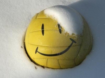 В Сыктывкаре прошли соревнования по снежному волейболу