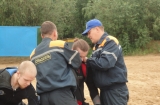 Спасатели помогают надеть гидраки пловцам