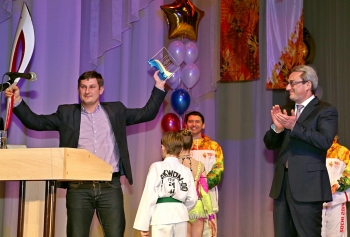 Глава Республики Коми Вячеслав Гайзер передал свой факел олимпийского огня лучшей детско-юношеской спортивной школе
