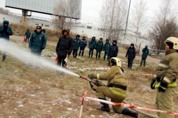 Пожарный биатлон проходит в Сыктывкаре при аномальных морозах
