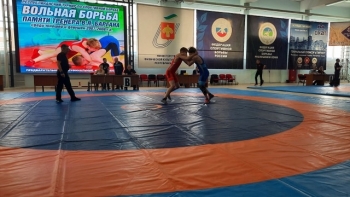 В Сыктывкаре стартовали соревнования по вольной борьбе и тяжелой атлетике