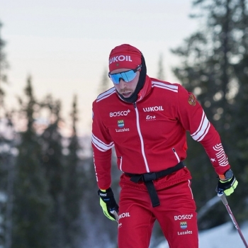 Лыжник Илья Семиков выиграл серебро в гонке преследования на 15 км
