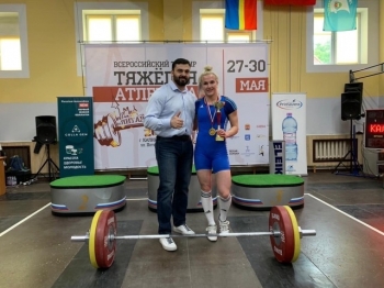 Юлия Кванских стала абсолютной чемпионкой турнира «Янтарная штанга» в Калининграде