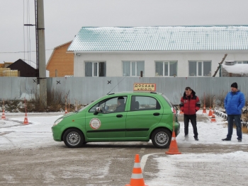 В Усинске состоялись соревнования по фигурному вождению автомобиля и знанию ПДД