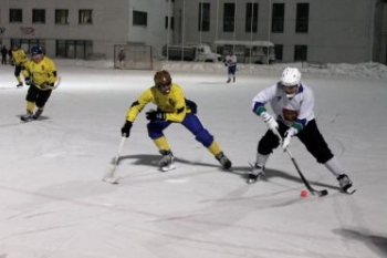 Сыктывкарцы сразились в ночной хоккей с мячом
