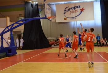 В Сыктывкаре началась борьба за звание лучшей баскетбольной команды республики среди юношей и девушек 2000-01 г.р