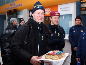 В Сыктывкаре встретили юниорскую сборную Швеции по хоккею с мячом (видео)