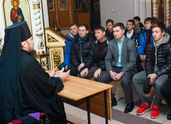Юниорская сборная России по хоккею с мячом посетила Свято-Стефановский собор в Сыктывкаре