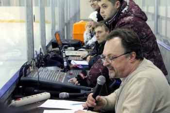 Перед отъездом из Сыктывкара Виктор Гусев пообщался с молодыми журналистами, а Павел Буре остался без клюшки