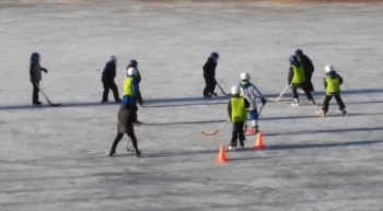 На стадионе комплексной детско-юношеской школы залили лёд
