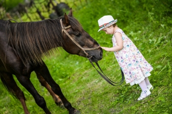 В республиканской конноспортивной школе лечат детей с помощью лошадей