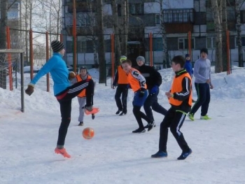 В футбол в Эжве сыграли на снегу