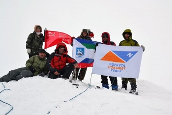 Воркутинские альпинисты отметили День Победы на горе громовых раскатов