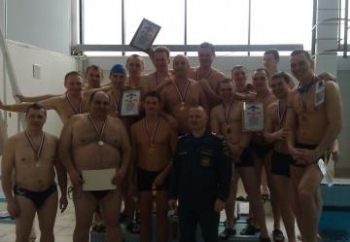  В центральном бассейне города Сыктывкара прошли соревнования по плаванию среди сотрудников и служащих МЧС России по Коми